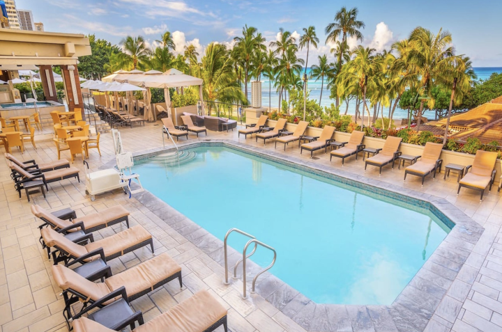 A Luxe Hawaiian Getaway Steps From the Beach 🌺