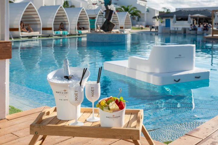 Adults-only 5⭐️ Menorca holiday with breakfast & ✈️?