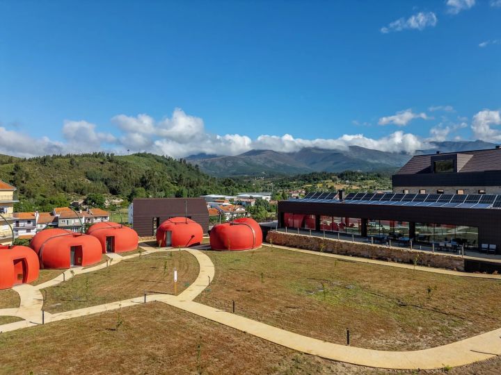Duerme dentro de una cereza gigante en Portugal 🍒