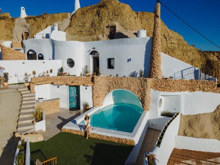 Casas cueva con piscina privada y vistas a Sierra Nevada