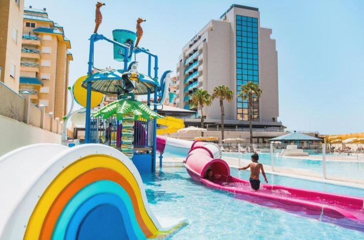 2 noches con Pensión Completa y toboganes en La Manga