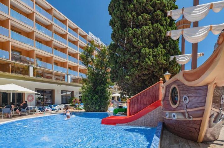 VERANO en la Costa Brava con toboganes y media pensión 🍓