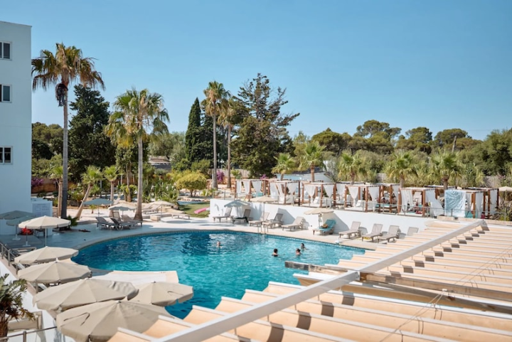 August family escape to Mallorca for a pinch โ๏ธ๐๏ธ New hotel opening ๐