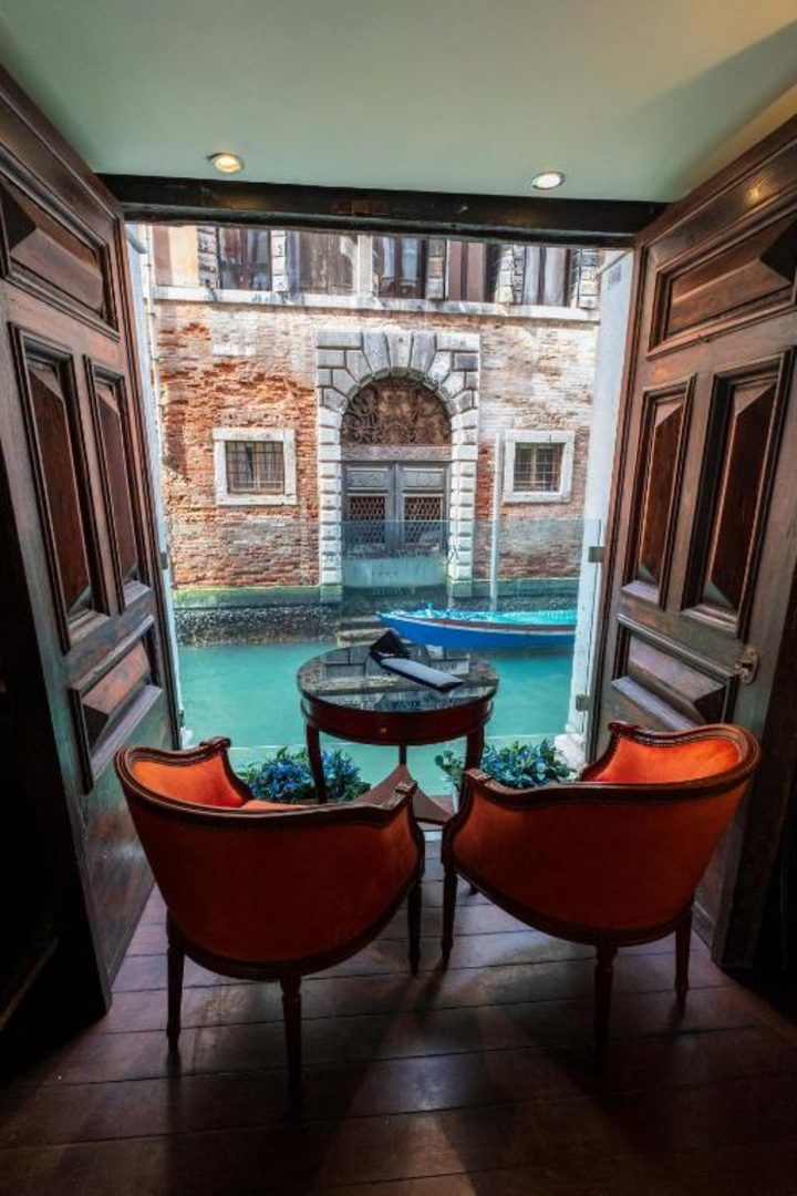 4-star Venice break right on the canal UNDER £150